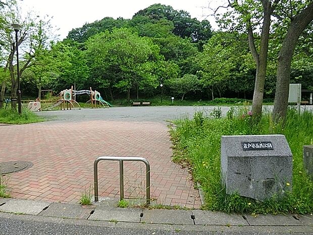 庄戸第五西公園まで594m、公園の真ん中にどーんと、恐竜の形をした複合滑り台があります。おもしろい遊具が多く小学生たちがたくさん遊びに来ています。