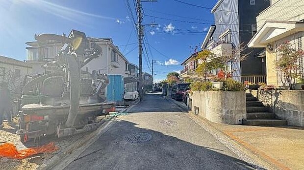 《前面道路》　■閑静な住宅街の一角