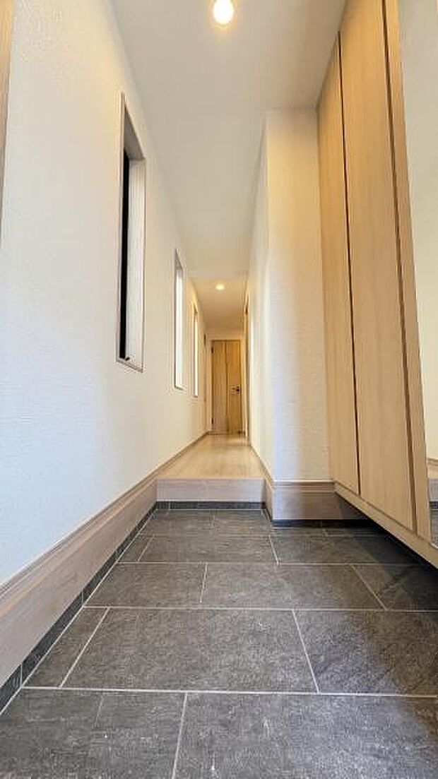 《玄関》　■シューズボックス付きで玄関もスッキリ。