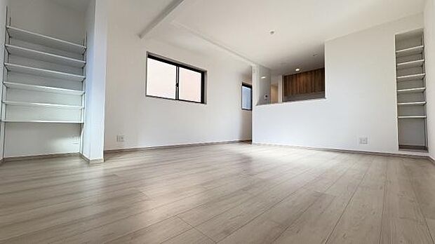 《リビングダイニング》　■家族が自然と集まって、思い思いにくつろぎ、遊び、語らう、やすらぎの空間。