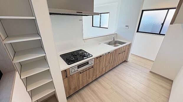 《キッチン》　■使いやすい収納豊富なキッチンです。