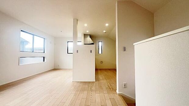 《リビングダイニング》　■ご家族でゆったりとした時間を過ごす場所です。