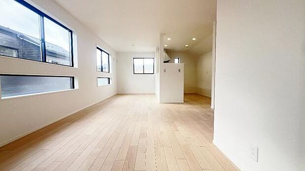 《リビングダイニング》　■開放的で広いリビング。のびのびとくつろげるリビングは、家族のコミュニケーションの場として、みんなが集まる場所に。