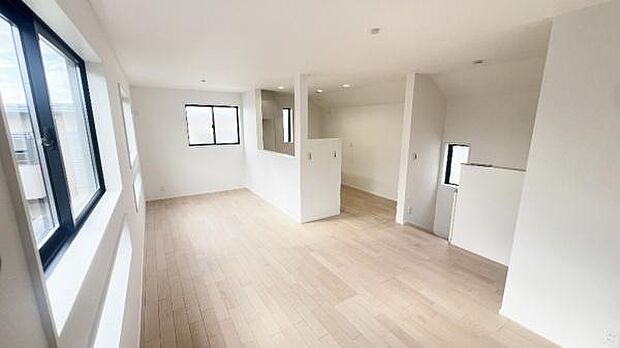 《リビングダイニング》　■豊かな光が照らすこの場所は、たわいもない会話を楽しみ、ゆったりとした時間を過ごす場所。家族の日常が刻まれる大切な空間です。自然光に溢れるこの空間はリフレッシュにピッタリです。