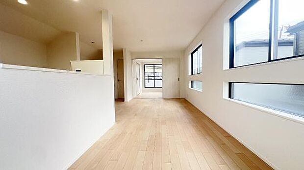 《リビングダイニング》　■家族が自然と集まって、思い思いにくつろぎ、遊び、語らう、やすらぎの空間。隣室との間仕切りを開け放てばより一層開放的な空間に。