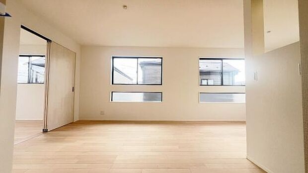 《リビングダイニング》　■上質な時間を育む暮らしのメインステージ。寛ぎとご家族とのコミュニケーションを育む居心地のよい場所。この明るい空間は家族に安らぎを与えて、落ち着いた心地よい空間になるでしょう。