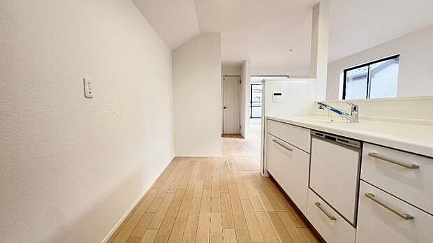 《ダイニングキッチン》　■家族が集う楽しく親子の会話も弾む対面キッチン。明るく清潔で使い勝手のいいキッチンには、いつも家族の笑顔があふれています。