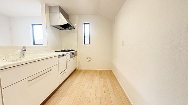 《三口ガスコンロ》 ■毎日料理をする方、家族の分まで作られる方には必須の三口ガスコンロ。同時進行が可能で効率よく、楽しく料理ができます