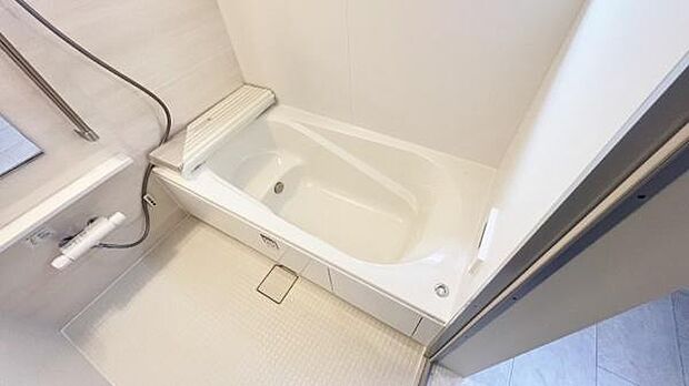 《浴室》　■ゆったり足を伸ばせる浴槽。お子様と一緒でもゆとりの広さ。1日の疲れを癒してくれるバスタイム。