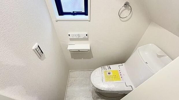《トイレ》　■窓のあるトイレは明るい空間で清潔感があります。