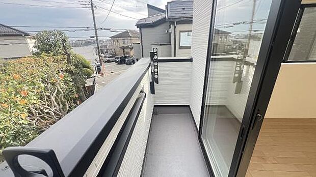 《バルコニー》　■さわやかな風が通り暖かい光がふりそそぐバルコニー