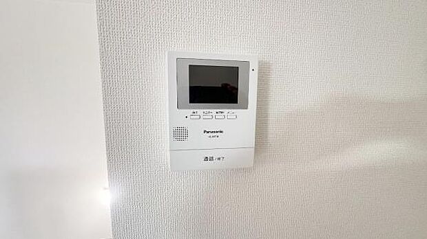 テレビモニター付きインターホンで相手の顔を確認できますので安心ですね。