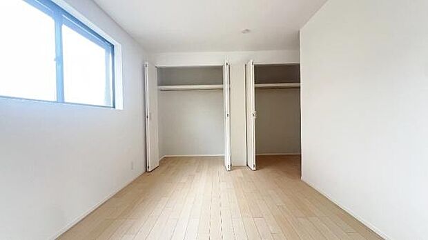 《洋室》　■落ち着いた雰囲気もあって、収納力もある、大人にも、子供にも相応しい、明るくスタイリッシュな空間になっています。寝室にも子供部屋にも使える万能な、なくてはならない便利なお部屋になっています。