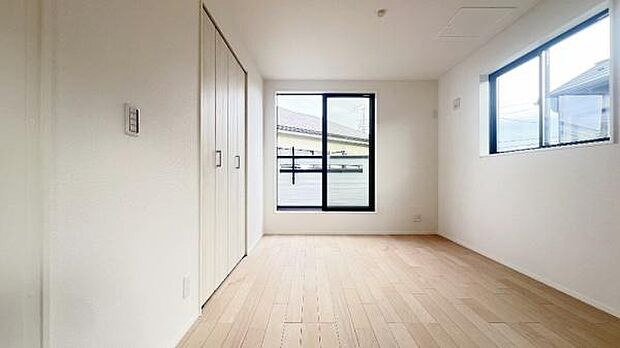 《洋室》　■収納もしっかりとれていて、陽当たりも良く明るい居室。