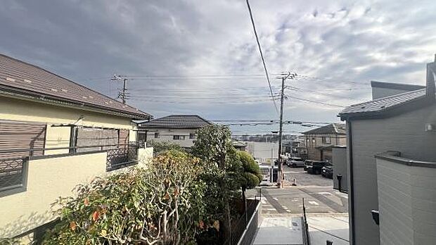 《眺望》　■前面に高い建物がないので開放的で開けた眺望が望めます。