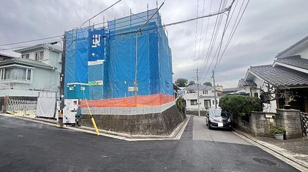 《外観》　■一戸建ての多いエリア、静かで落ち着いた雰囲気。シンプルで美しいフォルム空気までクリーンになるような佇まい。心地よいライフスタイルが実現できるそんな予感。