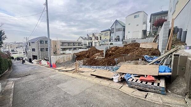 《現地》　■さわやかな風が渡りたっぷり陽光がふりそそぐ立地。