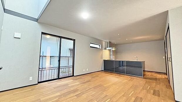 《リビングダイニング》　■上質な時間を育む暮らしのメインステージ。寛ぎとご家族とのコミュニケーションを育む居心地のよい場所。この明るい空間は家族に安らぎを与えて、落ち着いた心地よい空間になるでしょう。