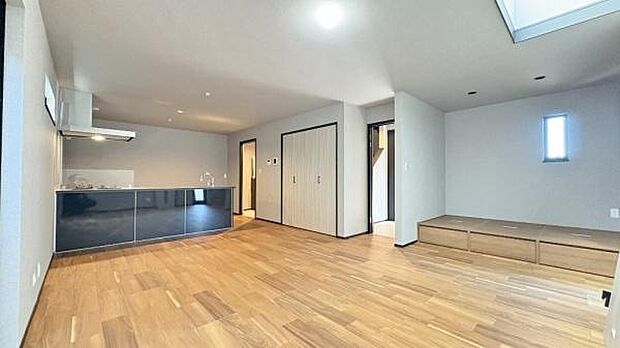 《リビングダイニング》　■豊かな光が照らすこの場所は、たわいもない会話を楽しみ、ゆったりとした時間を過ごす場所。家族の日常が刻まれる大切な空間です。自然光に溢れるこの空間はリフレッシュにピッタリです。