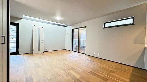 《リビングダイニング》　■ご家族でゆったりとした時間を過ごす場所です。