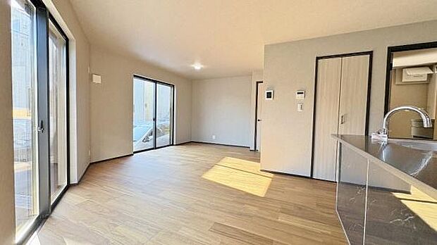 《リビングダイニング》 ■上質な時間を育む暮らしのメインステージ。寛ぎとご家族とのコミュニケーションを育む居心地のよい場所。この明るい空間は家族に安らぎを与えて、落ち着いた心地よい空間になるでしょう。