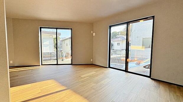 《リビングダイニング》 ■大画面TVも余裕、インテリアプランが考えやすいワイドなリビング。