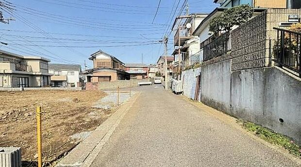 《前面道路》　■前面道路が広く、開放的です。日当たりも良好です。