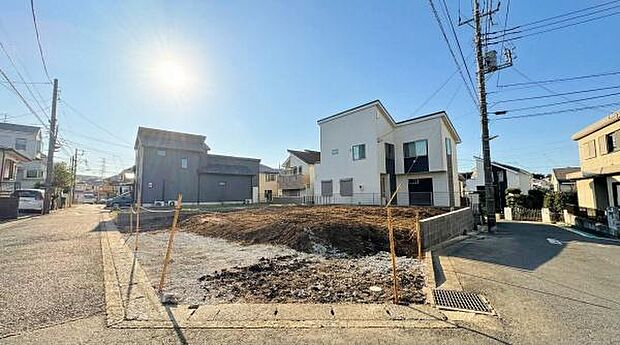 東南角地で日当たり良好、閑静な住宅地内にある47坪以上の好立地♪道路幅広くとれてますので、日当りを確保しやすく開放感がございます！駅まで徒歩圏内、駐車場2台以上確保できるおすすめ物件です♪♪