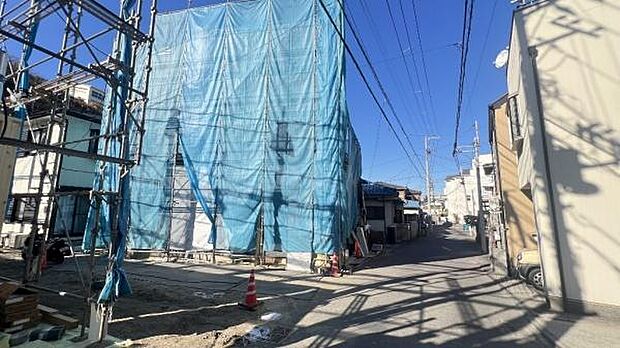 《前面道路》 ■前面道路が広く、開放的です。日当たりも良好です。