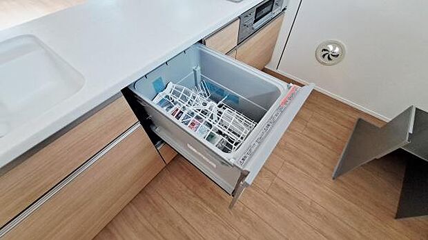《食器洗い乾燥機》■食事後もゆっくり過ごせる食器洗い乾燥機を設置。手洗いよりもキレイに洗え、節水にもなります。