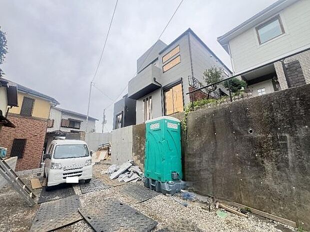 《外観》　■洗練された重厚感ある外観と、青空のコントラストが美しい都市型レジデンス。ここに暮らすことが、あなたのライフスタイルをひと段階上へ引き上げる。品のある毎日が、ここから始まる。