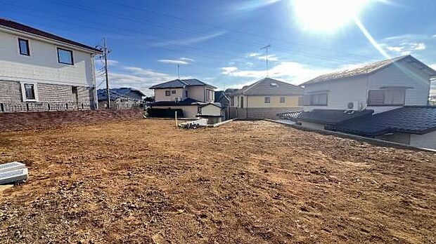 落ち着いた閑静な低層住宅地に佇む邸宅を建築予定。永住の地としてゆったりお住まいいただけます。