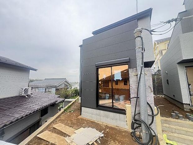 《外観》車通りも少ないため、落ち着いた雰囲気です。お子様がいらっしゃる方もご安心かと思います。