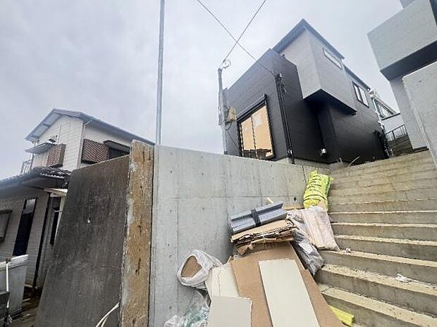 《現地》　■安心して暮らせそうな住環境です。