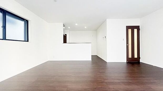 《リビングダイニング》 ■ゆとりを感じさせる上質で明るい空間が、住まう人や訪れる人を心地よく迎え入れてくれます。