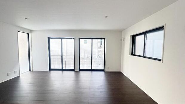 《リビングダイニング》 ■上質な時間を育む暮らしのメインステージ。寛ぎとご家族とのコミュニケーションを育む居心地のよい場所。この明るい空間は家族に安らぎを与えて、落ち着いた心地よい空間になるでしょう。