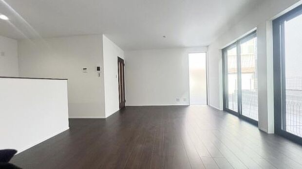 《リビングダイニング》 ■豊かな光が照らすこの場所は、たわいもない会話を楽しみ、ゆったりとした時間を過ごす場所。家族の日常が刻まれる大切な空間です。自然光に溢れるこの空間はリフレッシュにピッタリです。