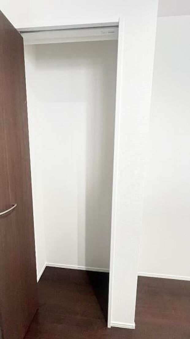《キッチン》 ■パントリーのあるキッチン。食材や日用品などをすっきり収納できるのは助かりますね