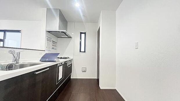 《システムキッチン・レンジフード》 ■機能美際立つスリムなレンジフード。清潔感あるシルバーで、キッチンをモダンに演出します。