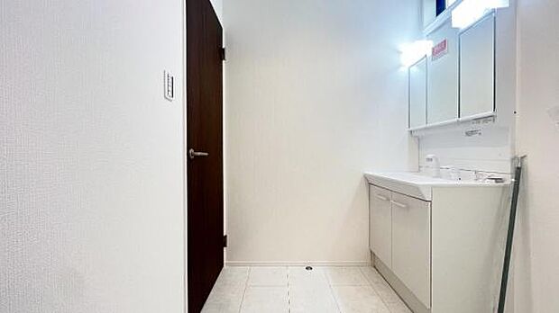 《洗面化粧台》 ■使いやすいシャープなデザインの洗面化粧台。