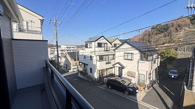 《バルコニー》 ■さわやかな風が通り暖かい光がふりそそぐバルコニー