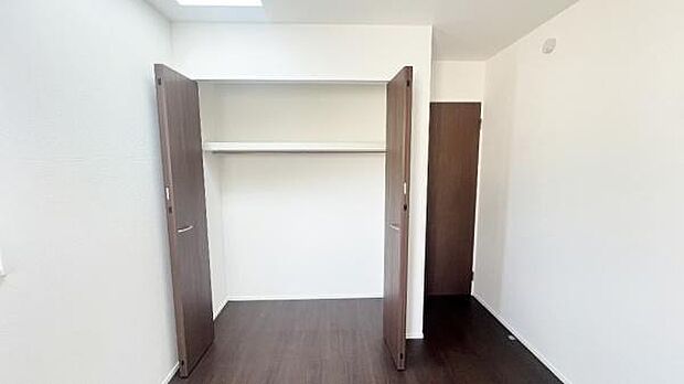 《洋室》 ■収納もしっかりとれていて、陽当たりも良く明るい居室。