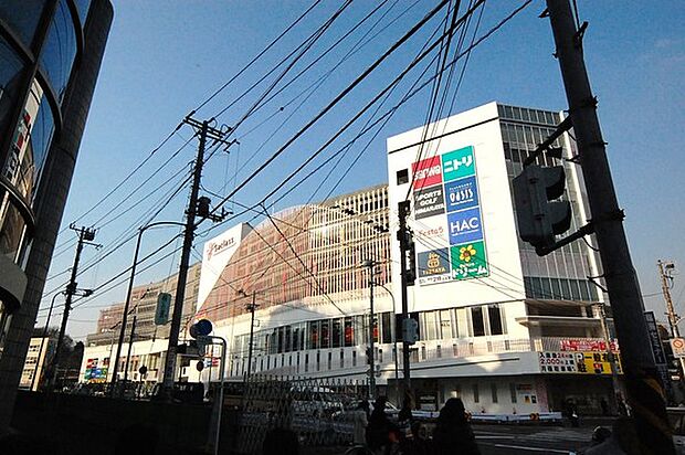 サクラス戸塚まで945m、野菜が安いと評判のスーパー他、各クリニックなど毎日の暮らしに便利なショッピングセンター。駐車場740台。