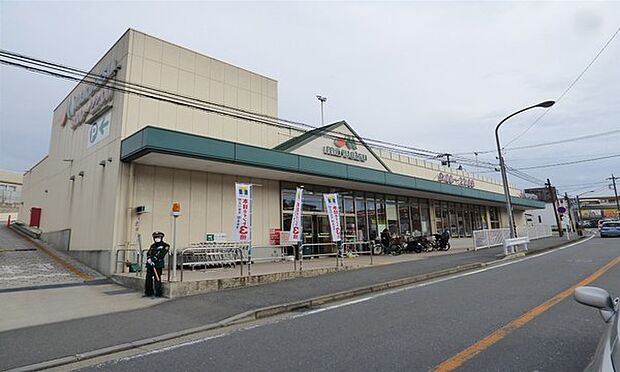 マルエツ戸塚大坂下店まで888m、高品質のＰＢ商品や豊富なお惣菜、新鮮な生鮮食品も魅力のスーパー。駐車場42台分あり。