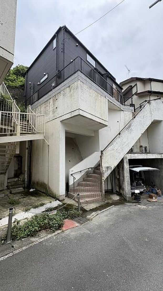 《外観》　■豊かな光が照らすこの場所は、たわいもない会話を楽しみ、ゆったりとした時間を過ごす場所。家族の日常が刻まれる大切な空間です。