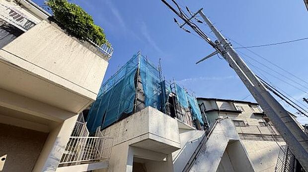 《外観》　■豊かな光が照らすこの場所は、たわいもない会話を楽しみ、ゆったりとした時間を過ごす場所。家族の日常が刻まれる大切な空間です。