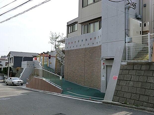 大場白ゆり幼稚園まで189m、アットホームな雰囲気で1人1人を大切にする保育を行っています。給食制で姉妹園で作った温かい給食が食べられます。