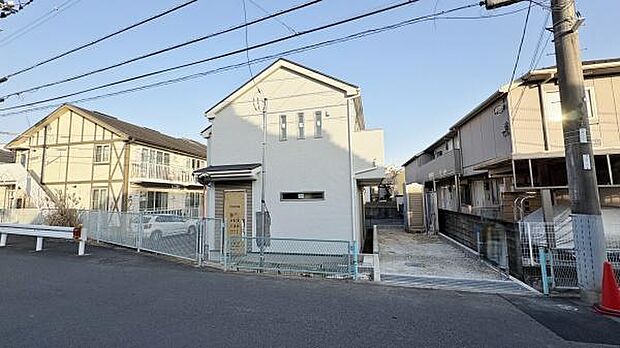 低層の住宅が立ち並ぶ住宅地に佇む、スタイリッシュな外観のお住まいを予定しております。吹抜から陽の光をLDKに採りこみますので、とても明るいお住まいです。