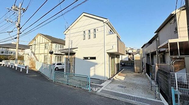 《外観》　■一戸建ての多いエリア、静かで落ち着いた雰囲気。シンプルで美しいフォルム空気までクリーンになるような佇まい。心地よいライフスタイルが実現できるそんな予感。