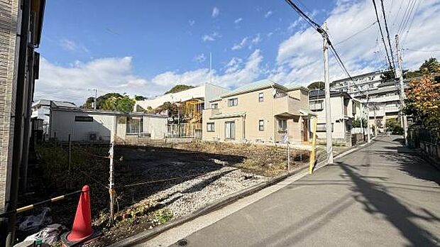 《前面道路》 ■閑静な住宅街の一角